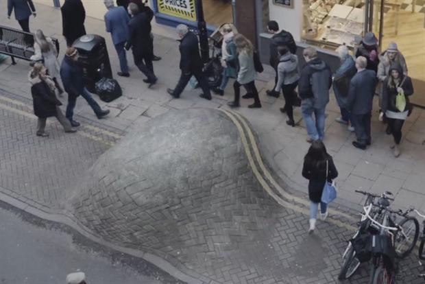 Busy shoppers ignore pavement abscess in Cancer Research UK TV ad