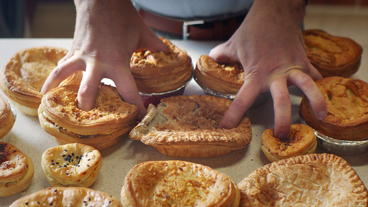 Having finger in every pie. Having a finger in every pie идиома. Have a finger in every pie русский эквивалент. To have a finger in every pie. Have a finger in every pie idiom.