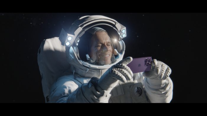 KEVIN BACON RALLIES THE NATION TO DREAM BIG WITH THE IPHONE 14 ON EE